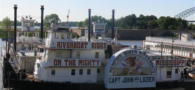 Riverboat docked a Memphis