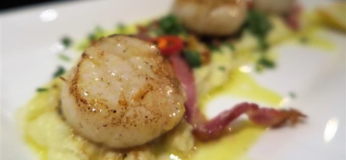 Scallops with cauliflower puree and crispy bacon