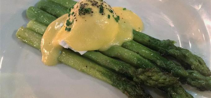 Charred asparagus, poached egg and hollandaise sauce (£6.25)