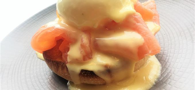 Poached eggs and hollandaise sauce