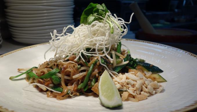 Pad Thai jay (v), (n) rice noodle, broccoli, tofu, courgette, French bean, peanut, beansprout £8.65