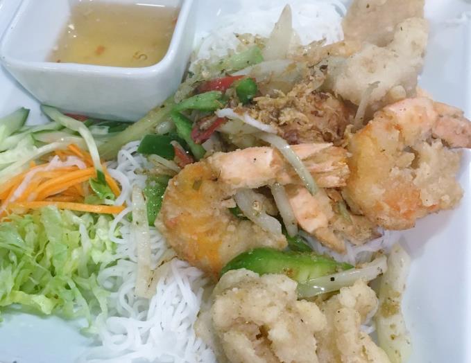 Stir-fried vermicelli with salt and pepper squid, prawns and fish sauce