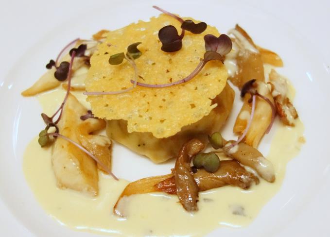 Steamed mushroom gâteau with Moravia cheese crackling