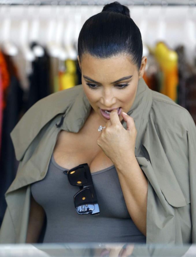 Pregnant Kim goes shopping 