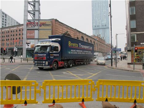 Lorry turns right, blocking street behind