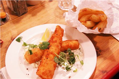 Fish Finger Feast: Fish fingers, chips and tartar cream