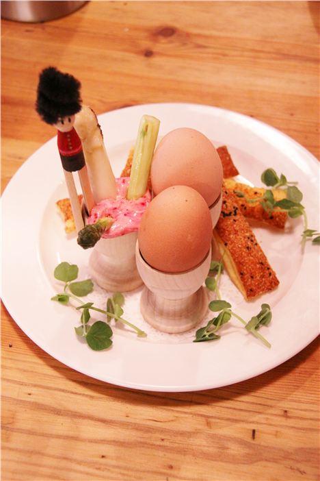 Eggs Brigadier: Dippies with asparagus and crispy soldiers (v)