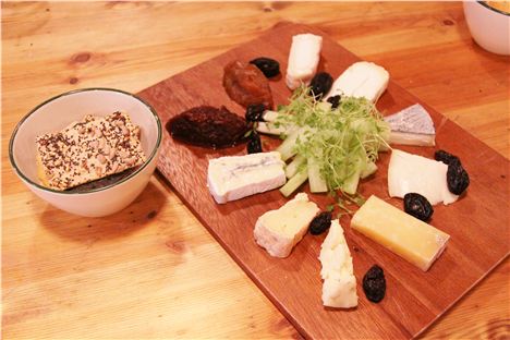 Cheeseboard Kingdom: Best of British cheeses, crackers, biscuits and chutneys