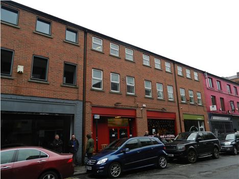 Flat facade with Teacup in red