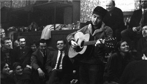 Dylan-In-London-1962-Maccoll-To-The-Right