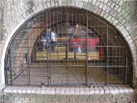 Dogbowl glimpsed through the old Cocotoo arch