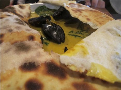 Baked mussels with curry and spinach