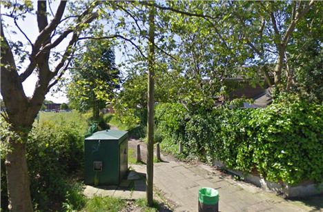 The ginnel leading to Newhouse Road