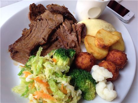 Beef brisket - round brown objects in the dish should have remained in the Deep South