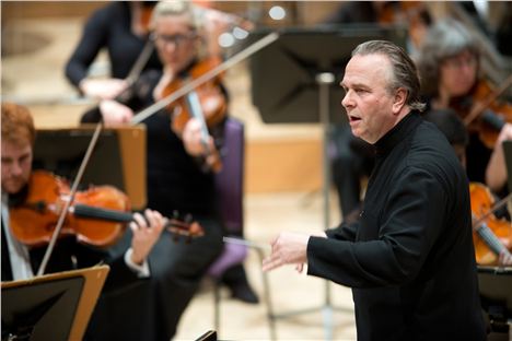 Sir Mark close up conducting the Hallé orchestra