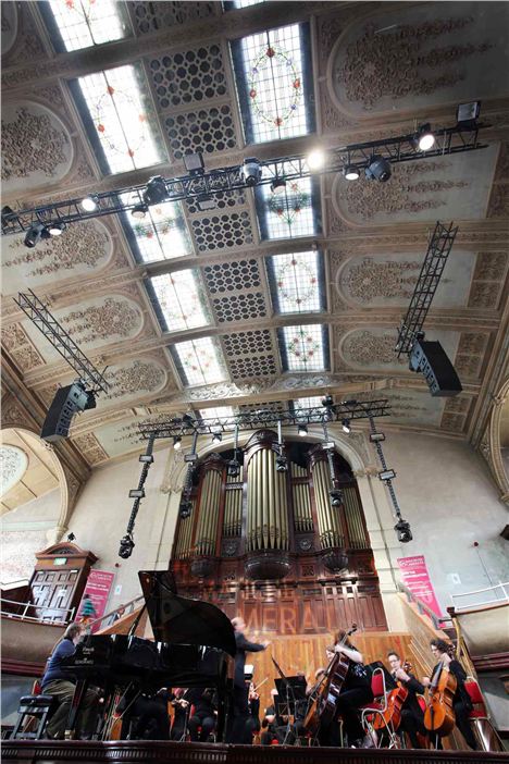 Christian_Ihle_Hadland_Playing_Mozart_Paino_Concerto_No_12_At_The_Albert_Hall[1]