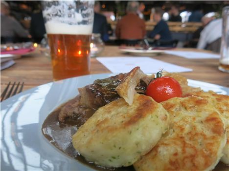 Scweinebraten And Ipa At The Altes Madchen