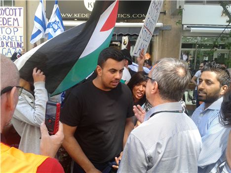 Discussion at the Kedem protest