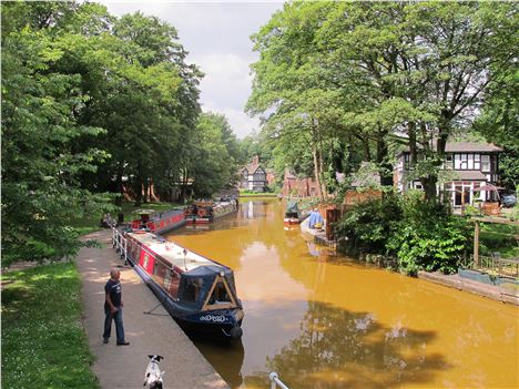 Willy Wonka canal and sunshine in pretty Worsley