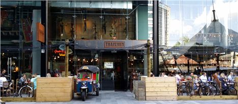 Thaikhun outside