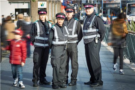 Traffic wardens turned 'litter busters'