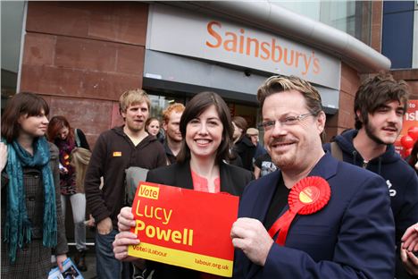 Lucy Powell with comedian Eddy Izzard on the campaign trail