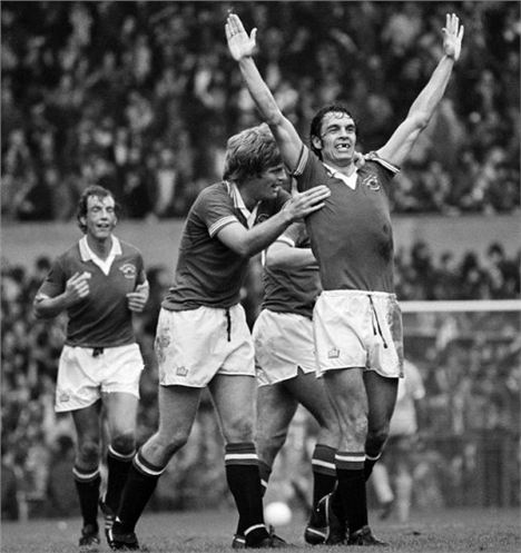 Joe Jordan celebrates at Old Trafford